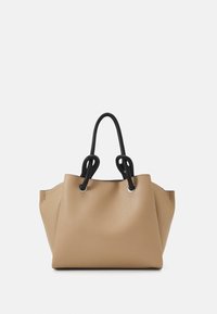 Torebka tote w kolorze brązowym ze skórzanym wykończeniem, z czarnymi uchwytami, posiadająca teksturowaną powierzchnię i srebrne akcenty. Otwarta góra z zorganizowanym kształtem.