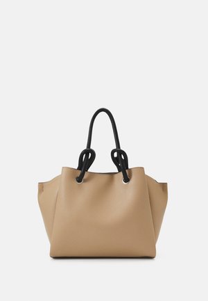 Torebka tote w kolorze brązowym ze skórzanym wykończeniem, z czarnymi uchwytami, posiadająca teksturowaną powierzchnię i srebrne akcenty. Otwarta góra z zorganizowanym kształtem.