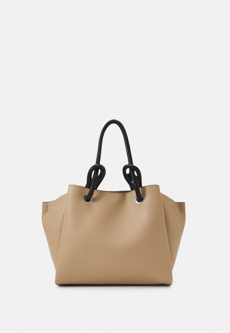 Torebka tote w kolorze brązowym ze skórzanym wykończeniem, z czarnymi uchwytami, posiadająca teksturowaną powierzchnię i srebrne akcenty. Otwarta góra z zorganizowanym kształtem.