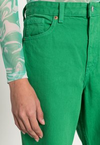 Monki Calças de ganga de perna direita - green