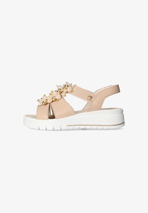 Sandalo beige open-toe con suola platform bianca, cinturino laterale elastico e decorazioni con perle e perline dorate sulle fasce frontali.