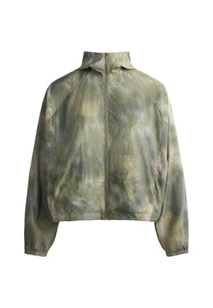Lichtgroene en beige tie-dye jas met rits, hoge kraag, lange mouwen en elastische boorden, afgebeeld op een witte achtergrond.