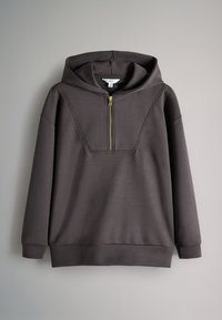 Felpa con cappuccio grigio scuro, maniche lunghe, mezza zip frontale e dettagli di cuciture angolate sul petto.