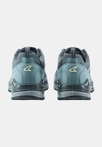 Un par de zapatillas deportivas de caña baja en teal y gris, con un upper de ante y malla, un collar acolchado y una suela de goma negra con banda de rodadura texturizada.