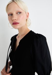 GAP HENLEY PUFF - Lihtne T-särk - true black