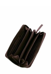 Portefeuille en cuir marron avec une fermeture éclair, comportant plusieurs compartiments et emplacements pour cartes, texture lisse et design minimaliste.