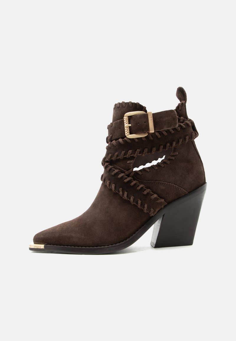 Σκούρο καφέ σουέντ μποτάκι με μυτερή μύτη, χοντρό τακούνι, διακοσμητικές λουρίδες με ραφή τύπου whipstitch και αγκράφα σε χρυσό τόνο.