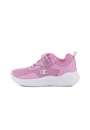Różowy dziecięcy sportowy sneaker z siateczkową cholewką, błyszczącym regulowanym paskiem, białą grubą podeszwą i pętelką z tyłu, widoczny z boku.