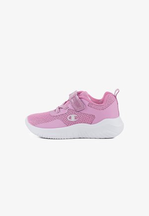 Różowy dziecięcy sportowy sneaker z siateczkową cholewką, błyszczącym regulowanym paskiem, białą grubą podeszwą i pętelką z tyłu, widoczny z boku.