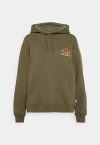 Felpa verde oliva in cotone con tasca frontale, cappuccio con cordoncino e logo rosa e giallo sul petto. Texture morbida.