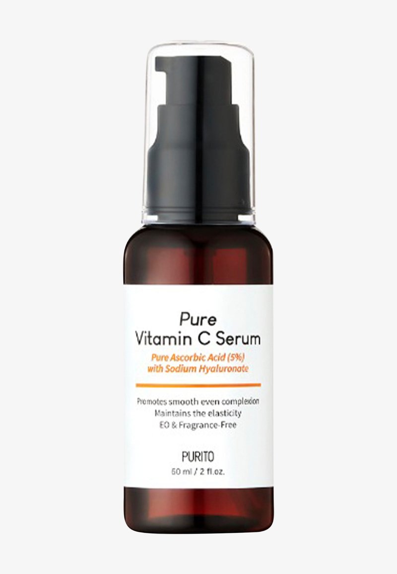 Brun flaske med sort pumpe mærket Pure Vitamin C Serum, indeholdende 5% ascorbinsyre og natriumhyaluronat, 50 ml, duftfri.