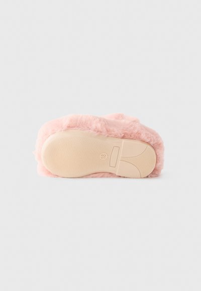 Rosa, fluffy tøfler med en teksturert overdel og en glatt gummisåle. Sålen har riller for godt grep og en avrundet tådesign.