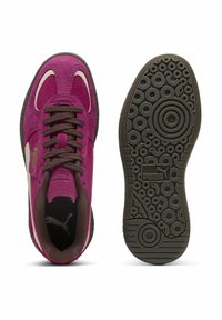 Sneaker in suede viola con dettagli marroni, strisce bianche e suola di gomma nera a motivo rotondo. I lacci sono marroni e presentano il logo sul lato.