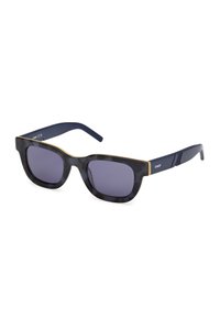Gafas de sol con un patrón de carey y negro, lentes cuadrados y lentes de color gris oscuro. Presentan brazos azules con detalles dorados.
