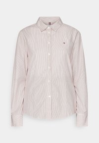 Koszula na guziki z długim rękawem w jasnoróżowe i białe paski, z klasycznym kołnierzykiem i małym haftowanym logo na piersi.