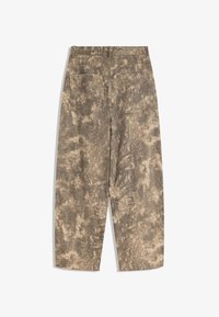 Hnedé nohavice s farbením na kravatu a voľným strihom, s dvoma zadnými vreckami a pásom so zvýraznením piatich pútok na opasok, vyrobené z džínsoviny.