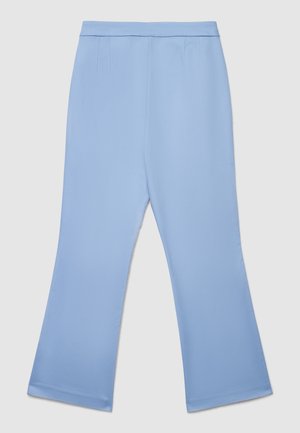 Pantalon bleu clair à jambes larges en tissu lisse. Il présente une taille élastique et de légers plis pour une coupe décontractée.