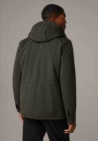 Olivegrüne gepolsterte Jacke mit Kapuze, mit einer glatten Textur, Frontreißverschluss und gesteppten Details auf der Rückseite.