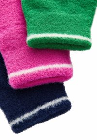 Tre fleece-strumpor staplade tillsammans i grön, rosa och marinblå. Varje strumpa har en vitrandig mudd och en fluffig textur.