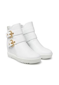 Weiße Wedge-Ankle-Boots aus glattem Leder. Verfügt über breite Riemen mit goldenen Schnallen und eine strukturierte Gummisohle. Markenname geprägt.