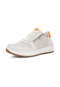 Weißer, perforierter Sneaker mit glatter Zehenpartie, beiger Gummisohle und einem orangefarbenen Akzent an der Ferse. Mit Schnürsenkeln und einem Reißverschluss an der Seite.