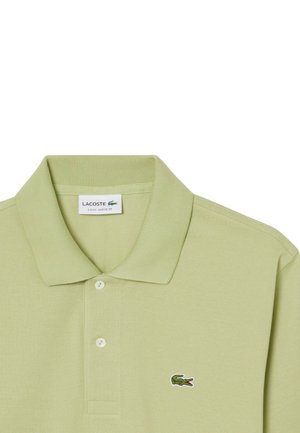 Lichtgroene Lacoste klassieke fit poloshirt met kraag, twee knopen en een groen krokodillenlogo op de borst.