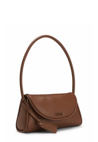 Bolso de hombro HUGO de cuero marrón con solapa curva, correa única y etiqueta de cuero con la marca, sobre fondo blanco.