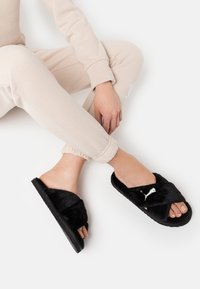 Puma FLUFF X STRAP - Copati - black/white