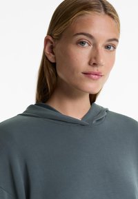 OYSHO SOFT TOUCH CROP HOODED WITH FITTED WAIST - Felpa con cappuccio - mottled grey