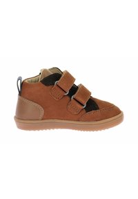 Botas de gamuza marrón para niños pequeños con acentos negros, que cuentan con dos correas de Velcro ajustables y una suela de goma para mayor tracción.