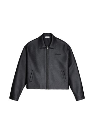 Sort læderjakke med lynlås og krave, to forlommer og "Prohibited" broderet på venstre bryst.