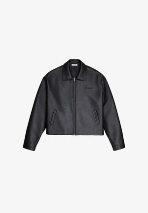 Černá kožená bunda na zip s límcem, dvěma předními kapsami a výšivkou "Prohibited" na levé straně hrudi.