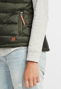 Oxmo OXCamilla - Waistcoat - duffel bag green