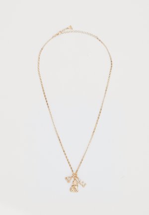 Collana in oro con un pendente ornato caratterizzato da dettagli intricati, piccoli ciondoli e accenti trasparenti, posto su uno sfondo semplice.