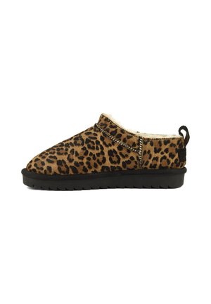 Indendørstøfler med leopardprint, blødt pelsfor, sort gummisål og trækstrop bag på hælen for nem påtagning.