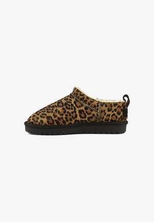 Indendørstøfler med leopardprint, blødt pelsfor, sort gummisål og trækstrop bag på hælen for nem påtagning.