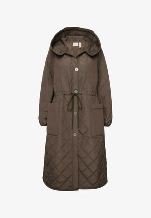 Cappotto lungo marrone imbottito con vita regolabile, due tasche frontali e cappuccio. Chiusura con bottoni; ha una texture liscia.
