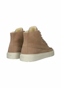 Bruine suede high-top sneakers met witte rubberen zolen, zachte voering en vetersluiting; subtiele branding op de hiel.