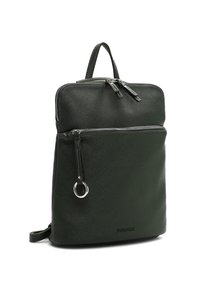 Černý texturovaný kožený batoh s dvěma přihrádkami na zip, horním držadlem a stříbrným kroužkem na zipu přední kapsy.