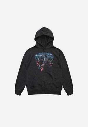 Svart hettegenser med et frontgrafikk som viser et design med skull og ulveansikter. Den har kengurulomme og snor i hetten. Myk stofftekstur.