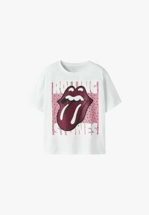 Biała koszulka z krótkim rękawem z różowym kwadratowym tłem przedstawiającym duże logo Rolling Stones z językiem i ustami oraz częściowo widoczny tekst.