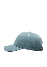Lichtblauwe denim pet met een gebogen rand, voorzien van witte stiksels en een klein metalen logo aan de zijkant. Zachte textuur met ooglet-ventilaties.