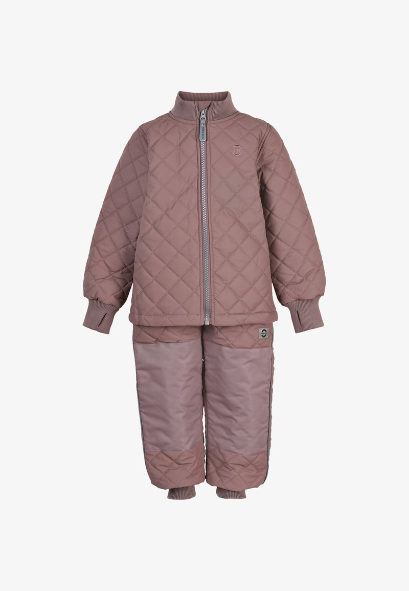 Tömörített, kéttagú gyerekeknek való kültéri ruházati szett poros rózsaszínben. Jellemzője egy cipzáras dzseki magas gallérral és hozzá illő nadrág, elasztikus mandzsettákkal.