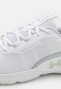 Under Armour DYNAMIC SELECT - Træningssko - white/halo gray