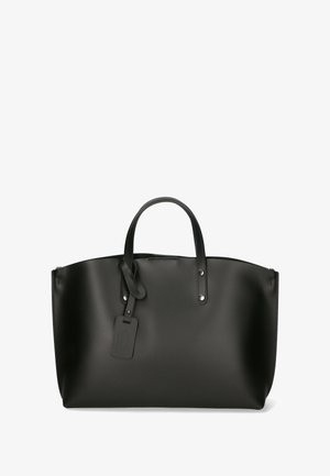 Borsa tote nera opaca con due manici superiori, hardware silver e etichetta per bagagli; design arrotondato e bordi senza cuciture per un aspetto minimalista.