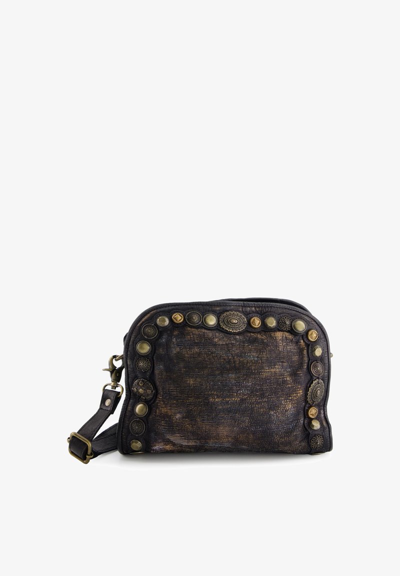 Donker leren tas met een gestructureerd oppervlak, versierd met ronde metalen studs langs de bovenrand. Voorzien van een afneembare schouderband.