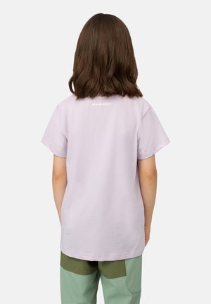 Jasnofioletowa bawełniana koszulka z krótkim rękawem. Zawiera małe białe logo "MAMMUT" z tyłu. Połączona z zielonymi spodniami.