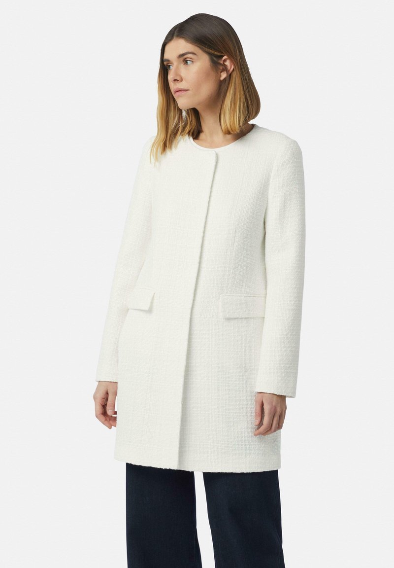 Weißer, strukturierten Mantel mit rundem Halsausschnitt, langen Ärmeln und Seitentaschen. Gerader Schnitt mit sauberem Frontverschluss, der ein minimalistisches Design schafft.