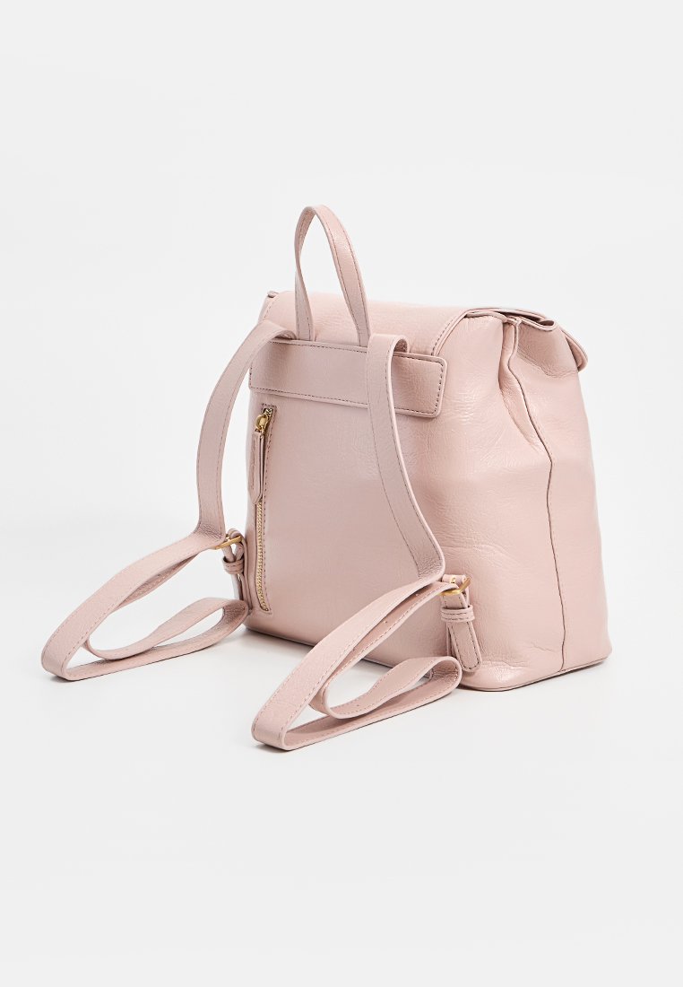 Rosa Kunstleder-Rucksack mit verstellbaren Riemen, einem Tragegriff und einer Reißverschlusstasche auf der Rückseite. Glatte Textur und minimalistisches Design.