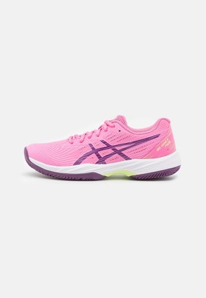 Scarpa da corsa atletica rosa con strisce del logo viola, suola intermedia bianca e suola esterna viola e verde chiaro su sfondo bianco.